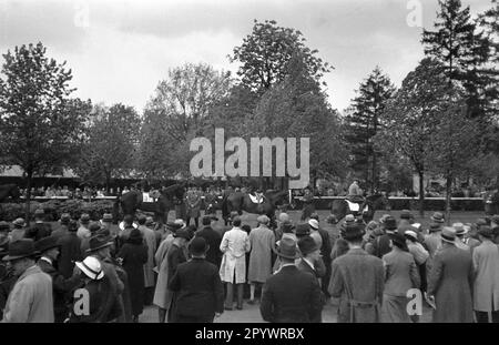 Zuschauer eines Pferderennens auf der Rennbahn Hoppegarten. Der Union-Klub wurde 1867 in Hoppegarten bei Berlin gegründet. Der Reitklub umfasste Mitglieder der politischen und finanziellen Elite sowie fast alle akkreditierten Berliner Diplomaten. Stockfoto