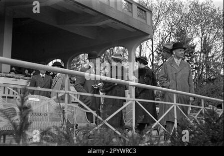 Mitglieder des Union-Klub in der Großen Tribüne der Pferderennbahn Hoppegarten. Der Union-Klub wurde 1867 in Hoppegarten bei Berlin gegründet. Der Reitklub umfasste Mitglieder der politischen und finanziellen Elite sowie fast alle akkreditierten Berliner Diplomaten. Stockfoto