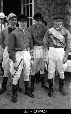 Jockey ist Union-Klub vor einem Rennen. Der Union-Klub wurde 1867 in Hoppegarten bei Berlin gegründet. Der Reitklub umfasste Mitglieder der politischen und finanziellen Elite sowie fast alle akkreditierten Berliner Diplomaten. Stockfoto