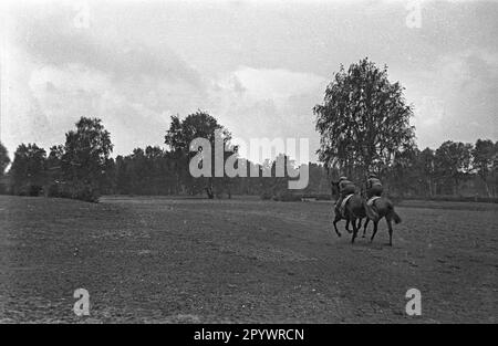 Pferderennen auf der Rennbahn Hoppegarten. Der Union-Klub wurde 1867 in Hoppegarten bei Berlin gegründet. Der Reitklub umfasste Mitglieder der politischen und finanziellen Elite sowie fast alle akkreditierten Berliner Diplomaten. Stockfoto