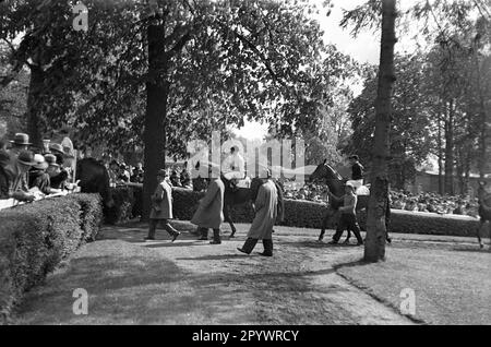 Pferderennen auf der Rennbahn Hoppegarten. Der Union-Klub wurde 1867 in Hoppegarten bei Berlin gegründet. Der Reitklub umfasste Mitglieder der politischen und finanziellen Elite sowie fast alle akkreditierten Berliner Diplomaten. Stockfoto