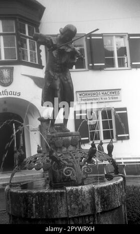 Mozartbrunnen vor dem Rathaus von St. Gilgen im Salzkammergut in Salzburg. Unbefriedigtes Bild, wahrscheinlich aus dem Jahr 1938. Stockfoto