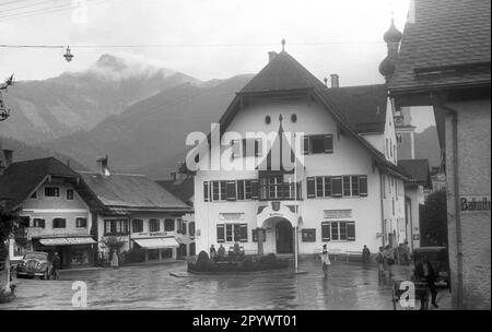 Blick auf das Rathaus und den Marktplatz von St. Gilgen im Salzkammergut in Salzburg. Unbefriedigtes Bild, wahrscheinlich aus dem Jahr 1938. Stockfoto