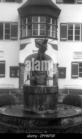 Mozartbrunnen vor dem Rathaus von St. Gilgen im Salzkammergut in Salzburg. Unbefriedigtes Bild, wahrscheinlich aus dem Jahr 1938. Stockfoto