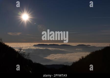 Inseln am Himmel, Monte Terminillo in Sonnenuntergangtönen getaucht. Stockfoto