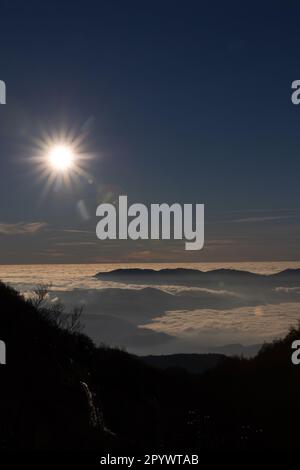 Inseln am Himmel, Monte Terminillo in Sonnenuntergangtönen getaucht. Stockfoto