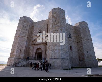 ANDRIA, ITALIEN - 30. OKTOBER 2021: Landschaft mit Castel del Monte in wunderschönem Sonnenuntergang mit Ausblick und Touristen warten darauf, reinzukommen Stockfoto