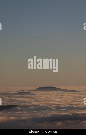 Inseln am Himmel, Monte Terminillo in Sonnenuntergangtönen getaucht. Stockfoto