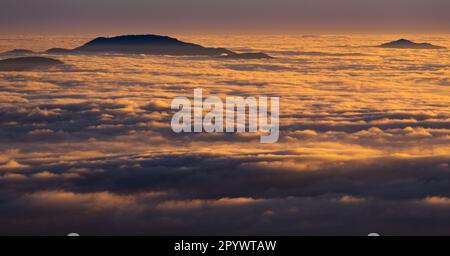 Sonnenuntergang über Terminillo, wo Wolken und Gipfel aufeinander treffen. Stockfoto