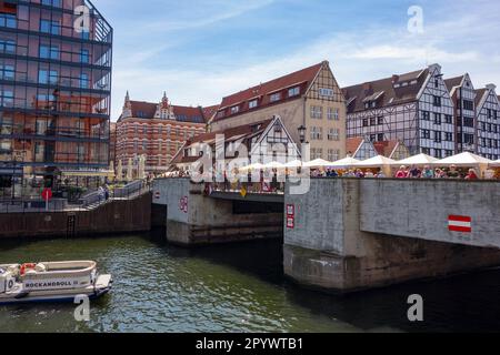 DANZIG, POLEN - 30. JULI 2022: Zielony Most Bridge in Danzig mit Hotelgebäuden Stockfoto
