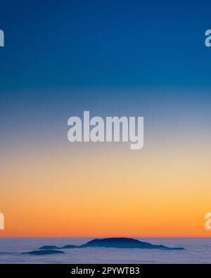 Inseln am Himmel, Monte Terminillo in Sonnenuntergangtönen getaucht. Stockfoto