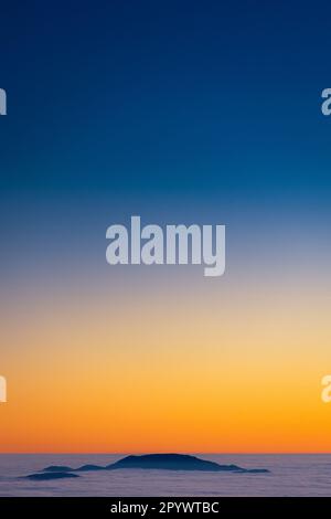 Inseln am Himmel, Monte Terminillo in Sonnenuntergangtönen getaucht. Stockfoto