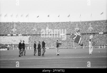 Eintritt der norwegischen Mannschaft in das Berliner Olympiastadion bei den Olympischen Sommerspielen 1936 in Berlin. Stockfoto