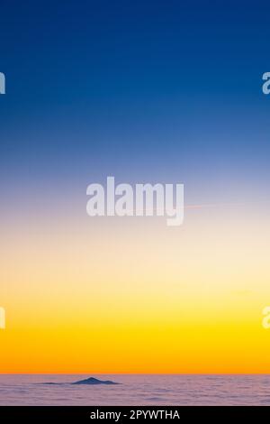 Inseln am Himmel, Monte Terminillo in Sonnenuntergangtönen getaucht. Stockfoto