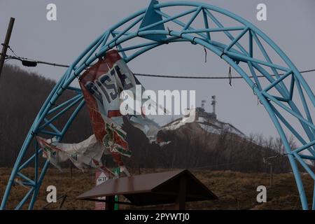 Zerrissene Banner flattert bei Sonnenuntergang mit Monte Terminilluccio in der Ferne Stockfoto