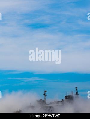 Mystische Antennen, die aus dem Nebel auf dem Monte Terminillo auftauchen. Stockfoto