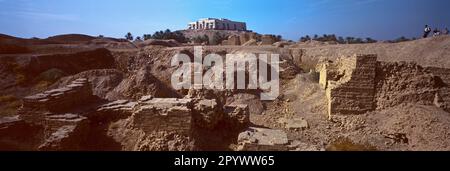 Einer von vielen Palästen von Saddam Hussein mit Blick auf die Ruinen des antiken Babylon. Stockfoto