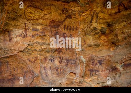 Felskunstmalerei in Pedra Furada, UNESCO-Weltkulturerbe Serra da Capivara National Park, Piaui, Brasilien Stockfoto