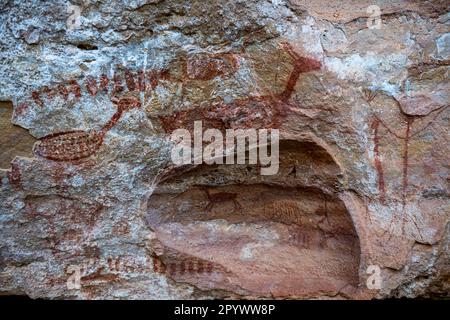 Felskunstmalerei in Pedra Furada, UNESCO-Weltkulturerbe Serra da Capivara National Park, Piaui, Brasilien Stockfoto