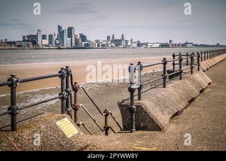 03.05.23 Seacombe, Wirral, Großbritannien. Die Stadt Liverpool von der anderen Seite des Flusses Mersey in Seacombe mit dem Lebergebäude Stockfoto