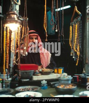 Verkäufer und Monteur, oh, beunruhigende Perlen auf dem alten Anzug von Bagdad Iraq. Sorge Perlen oder kombolói, kompoloi ist eine Kette von Perlen Stockfoto