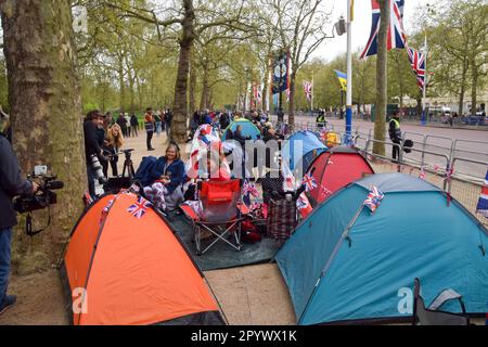 London, Großbritannien. 5. Mai 2023 Königliche Superfans lagern in der Mall nahe Buckingham Palace am Vorabend der Krönung von König Karl III Kredit: Vuk Valcic/Alamy Live News Stockfoto