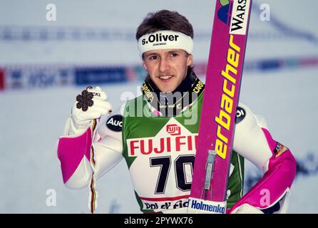 SKISPRINGEN NORTHERN SKI WORLD CHAMPIONSHIP IN VAL DI FIEMME großer Hügel: Jens Weissflog (GER) mit Bronzemedaille auf 10.02.1991 FOTO (C): WEREK Pressebildagentur xxNOxMODELxRELEASExx [automatisierte Übersetzung]- ÖSTERREICH AUS Stockfoto