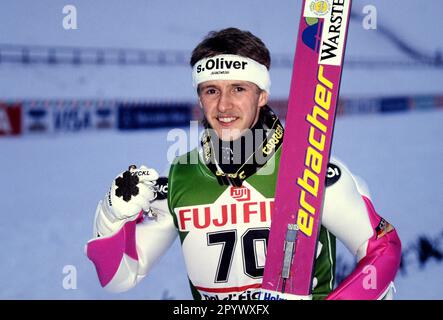 NORDIC WORLD SKI CHAMPIONSHIP 1991 IN VAL DIE FIEMME Jens Weissflog (FRG) präsentiert seine Bronzemedaille auf dem Foto auf dem Berg K120 (C): WEREK Pressebildagentur XTagxderXAufnahmeXgeschaetztX xxNOxMODELxRELEASExx [automatisierte Übersetzung]- ÖSTERREICH AUS Stockfoto