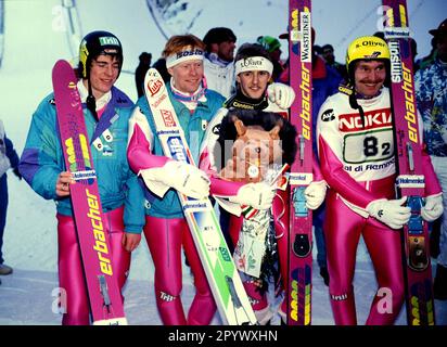 NORDIC WORLD SKI CHAMPIONSHIP 1991 IN VAL DIE FIEMME Heiko Hunger, Diether Thoma, Jens Weissflog und Andre Kiesewetter (von links, alle Bundesrepublik Deutschland) feiern den dritten Platz FOTO (C): WEREK Pressebildagentur XTagxderXgeschaetztX xxNOxMODELxRELEASExx [automatisierte Übersetzung]- ÖSTERREICH Stockfoto