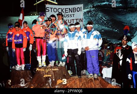 NORDIC WORLD SKI CHAMPIONSHIP 1991 IN VAL DIE FIEMME Award Zeremonie Team Springen: Deutschland auf Platz 3. FOTO (C): WEREK Pressebildagentur XTagxderXAufnahmeXgeschaetztX xxNOxMODELxRELEASExx [automatisierte Übersetzung]- ÖSTERREICH AUS Stockfoto