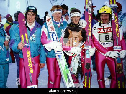 NORDIC WORLD SKI CHAMPIONSHIP 1991 IN VAL DIE FIEMME Heiko Hunger, Diether Thoma, Jens Weissflog und Andre Kiesewetter (von links, alle Bundesrepublik Deutschland) feiern den dritten Platz FOTO (C): WEREK Pressebildagentur XTagxderXgeschaetztX xxNOxMODELxRELEASExx [automatisierte Übersetzung]- ÖSTERREICH Stockfoto