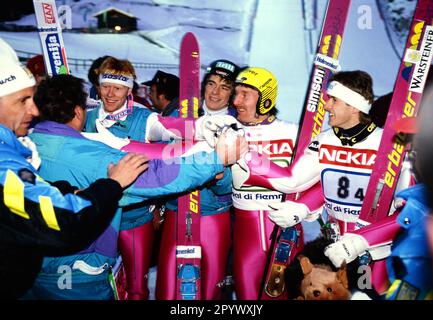 NORDIC WORLD SKI CHAMPIONSHIP 1991 IN VAL DIE FIEMME Diether Thoma, Heiko Hunger, Andre Kiesewetter und Jens Weissflog (von links, alle Bundesrepublik Deutschland) feiern den dritten Platz FOTO (C): WEREK Pressebildagentur XTagxderXgeschaetztX AufnahmexxNOxMODELxRELEASExx [automatisierte Übersetzung]- ÖSTERREICH Stockfoto