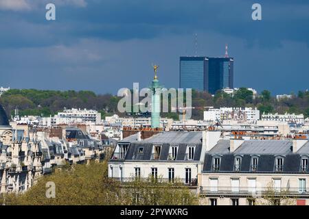 Blick vom Institut du Monde Arabe, dem Arab World Institute, auf den Place de la Bastille und die Dächer von Paris, Ile-de-France, Frankreich Stockfoto