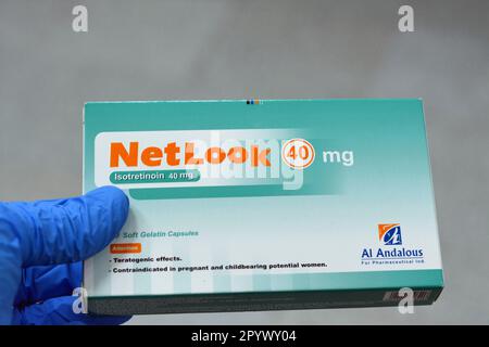 Kairo, Ägypten, Mai 2 2023: NetLook Weichgelatinekapseln, Isotretinoin ist ein oral verschreibungspflichtiges Medikament, das Talgdrüsen beeinflusst und verwendet wird, um Stockfoto