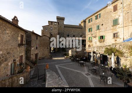 Historische Steinarchitektur von Bolsena: Eine bezaubernde Ecke im Herzen von Bolsena, die das reiche Erbe der Stadt mit alten Steinbauten zeigt Stockfoto