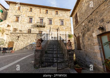 Historische Steinarchitektur von Bolsena: Eine bezaubernde Ecke im Herzen von Bolsena, die das reiche Erbe der Stadt mit alten Steinbauten zeigt Stockfoto