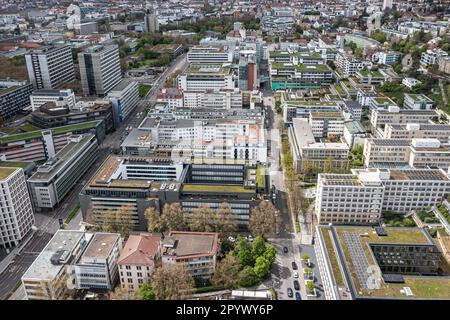 Blick auf die Stadt Stuttgart Mitte, links Kriegsbergstraße mit Universität, rechts Jaegerstraße mit Gebäuden des Klinikums Stuttgart im Stockfoto