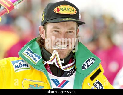 SKI ALPIN SEASON 95/96 World Championships 1996 Sierra Nevada Slalom Men 25.02.1996 Mario REITER (AUT) beißt in seine Medaille. FOTO: WEREK Press Picture Agency xxNOxMODELxRELEASExx (automatisierte Übersetzung) – ÖSTERREICH AUSSERHALB Stockfoto