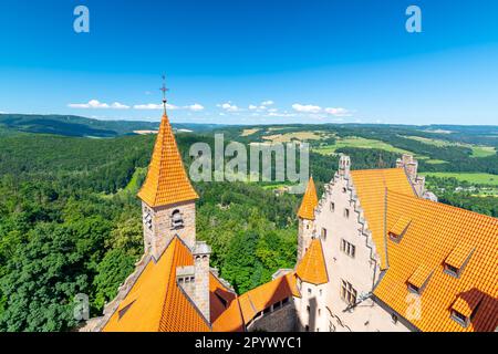 Berühmte mittelalterliche Burg Bouzov, Tschechische Republik. Nationales Wahrzeichen, erbaut im 14. Jahrhundert. Berühmtes Touristenziel. Sommerwetter, blauer Himmel. Stockfoto