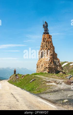 Satue des Mönchs des Zisterzienserordens Bernard de Clairvaux Bernard von Clairvaux auf der Felssäule oben auf dem Pass der Alpenpassstraße Little Saint Bernard in Stockfoto