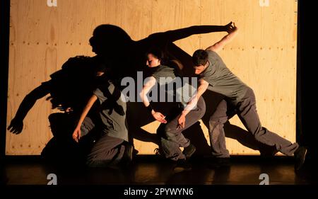 Sadler's Wells, London, Großbritannien. 3. Mai 2023 Die mit dem Olivier Award ausgezeichnete Russell Maliphant Dance Company (RMDC) Probevorstellung von Vortex, einer bahnbrechenden Tanzproduktion des Regisseurs und Choreografen Russell Maliphant, bei Sadler's Wells vom 3. Bis 5. Mai 2023. Inspiriert von Meistern des 20. Jahrhunderts und beeinflusst von den Werken von Jackson Pollock und dem abstrakten Expressionismus, malt Maliphant seine eigene Interpretation mit Bewegung, Licht und Schatten, um eine visuell reiche Reise mit den bemerkenswerten Tänzern von RMDC zu schaffen. Stockfoto