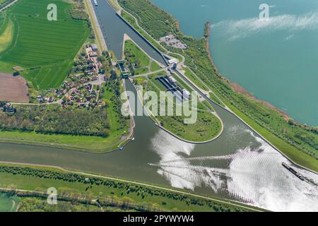 Luftaufnahme von Rothensee-Schleuse, Magdeburg Waterway Cross, Rothenseer Verbindungskanal, Mittelland-Kanal, Schiffslift, Binnenschifffahrt, Sachsen-Anhalt Stockfoto