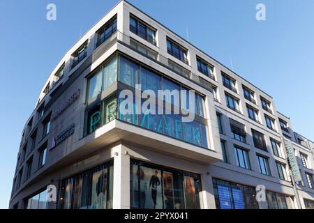 Primark, Logo im Schadowstrasse Store, Discount Modekette, Düsseldorf, Nordrhein-Westfalen, Deutschland Stockfoto