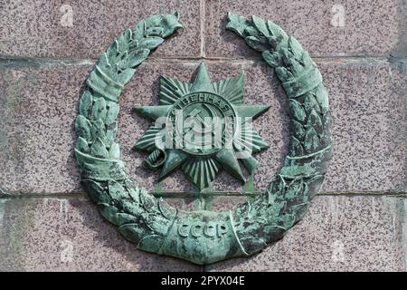 Sowjetischer Stern, Hammer und Sichel, Lorbeer und Schwert, sowjetisches Ehrenzeichen, Denkmal für die Soldaten der Roten Armee, die im Zweiten Weltkrieg starben Stockfoto