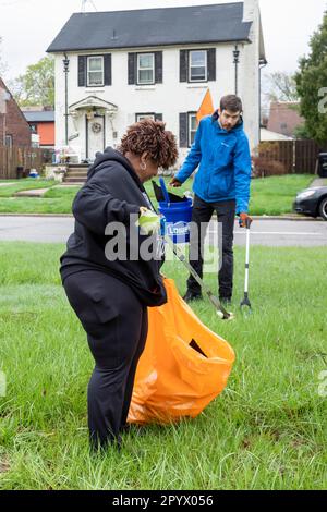 Detroit, Michigan, Freiwillige von der Morningside Community Organization säubern Müll aus einer Straße in ihrer Nachbarschaft Stockfoto