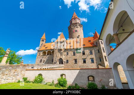 Berühmte mittelalterliche Burg Bouzov, Tschechische Republik. Nationales Wahrzeichen, erbaut im 14. Jahrhundert. Berühmtes Touristenziel. Sommerwetter, blauer Himmel. Stockfoto
