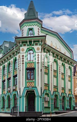 Gehobenes, farbenfrohes Vozdvizhenka-Straßengebäude in Kiew, Ukraine Stockfoto