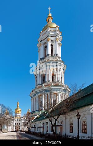 Aus nächster Nähe sehen Sie den Glockenturm des Großen Lavra von Kiew Pechersk Lavra in Kiew, Ukraine Stockfoto