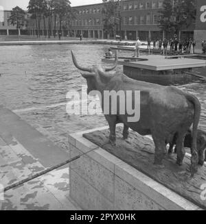 Sportler während der Olympischen Sommerspiele auf dem Deutschen Sportforum im Berliner Olympiapark. Das Bild zeigt die Skulptur Stier und Kuh von Adolf Struebe. Stockfoto