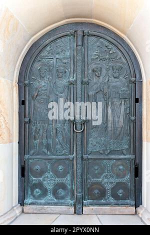 Kunstvoll verzierte Kirchentür mit Relief des Klosters Archangelo-Michailowski Zverinetsky in Kiew, Ukraine Stockfoto